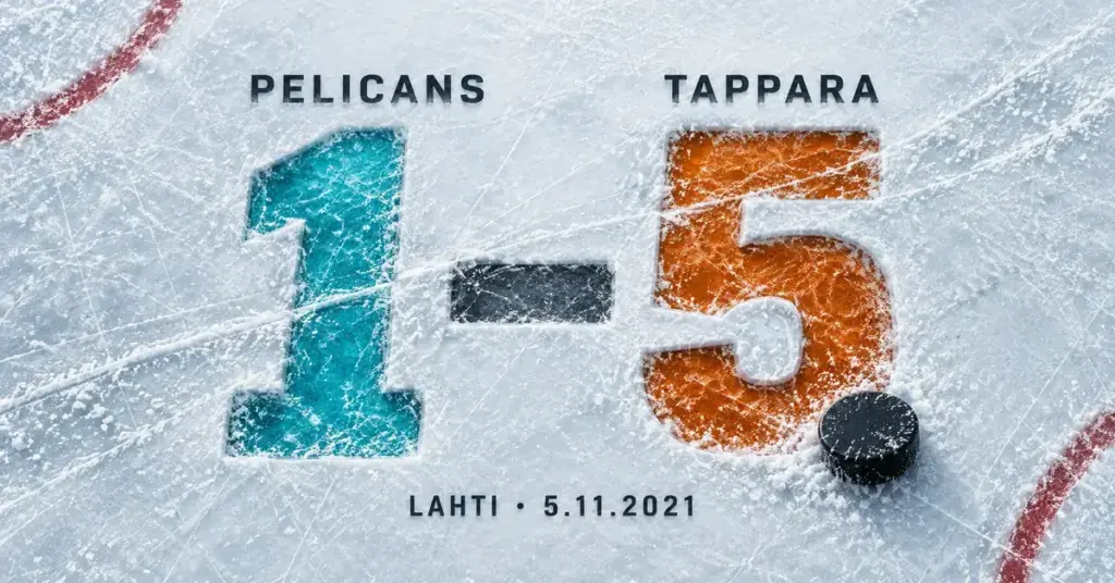 Jäähän kaiverrettu turkoosi–oranssi tulos 1–5 ja jääkiekko kuvaavat Pelicansin kotitappiota Tapparalle Lahdessa 5.11.2021.